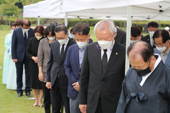 29일 오전 이재수 춘천시장 등 참석자들이 제86주기 윤희순 의사 추모 헌다례에서 묵념을 올리고 있다. *재판매 및 DB 금지