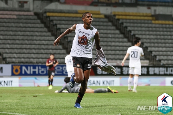 [서울=뉴시스] 전남 드래곤즈 에르난데스가 3-3 동점골을 만들었다. (사진=프로축구연맹 제공)
