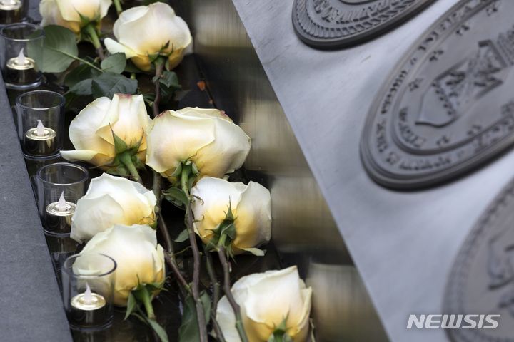 [보스턴= AP/뉴시스]카불공항 테러로 숨진 여성 해병대원 조아니 로사리오 피카르도 상사의 추도식이 열린 28일  보스턴의 매사추세츠전몰영웅 기념비 앞에 장미꽃과 촛불들이 놓여있다.  