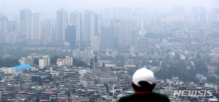 [서울=뉴시스] 추상철 기자 = 한국은행의 기준금리 인상 결정이 부동산 시장에 어떤 영향을 미칠지 관심이 모아지고 있다. 29일 오전 서울 용산구 남산에서 바라본 도심에는 아파트를 비롯한 부동산이 안개에 뒤덮여 있다. 2021.08.29. scchoo@newsis.com
