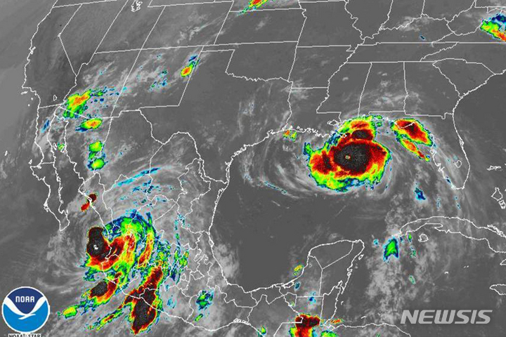 [AP/뉴시스] 미 해양대기국 제공한 사진으로 29일 허리케인 아이다(오른쪽)가 멕시코만 중간에, 노라(왼쪽 아래)가 멕시코의 태평양쪽 서해안에 보인다. 