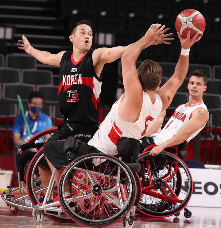 [서울=뉴시스] 홍효식 기자 = 29일 일본 도쿄 아리아케 아레나에서 열린 2020 도쿄 패럴림픽 휠체어농구 조별리그 A조 최종 5차전 캐나다와의 경기, 대한민국 조승현이 수비하고 있다. (사진=대한장애인체육회 제공) 2021.08.29. photo@newsis.com *재판매 및 DB 금지