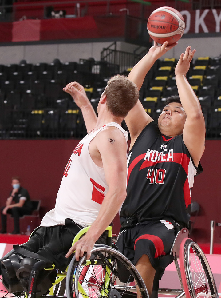 [서울=뉴시스] 홍효식 기자 = 29일 일본 도쿄 아리아케 아레나에서 열린 2020 도쿄 패럴림픽 휠체어농구 조별리그 A조 최종 5차전 캐나다와의 경기, 대한민국 김동현이 슛을 시도하고 있다. (사진=대한장애인체육회 제공) 2021.08.29. photo@newsis.com *재판매 및 DB 금지