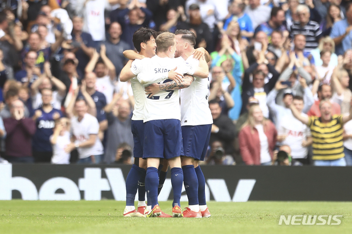 [런던=AP/뉴시스]손흥민이 EPL 통산 200번째 경기에서 축포를 쐈다. 2021.08.29.