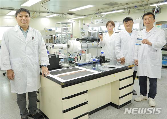 [창원=뉴시스] 홍정명 기자= 한국전기연구원 실리콘+그래핀 복합 음극재 개발팀. 왼쪽부터 이건웅·양선혜·정승열·김익준 박사.(사진=한국전기연구원 제공) 2021.08.30. photo@newsis.com