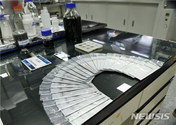 [창원=뉴시스] 홍정명 기자= 한국전기연구원 연구팀이 개발한 '실리콘+그래핀 복합음극재 기반' 시제품(파우치형 Full Cell).(사진=한국전기연구원 제공) 2021.08.30. photo@newsis.com