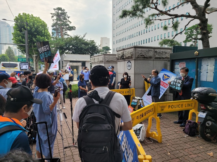 [서울=뉴시스]박민기 기자 = 민경욱 전 미래통합당(국민의힘 전신) 의원 및&nbsp; 4·15부정선거국민투쟁본부(국투본) 등 관계자들이 30일 오전 서울남부지법 앞에서 서울 영등포을 재검표 공정 진행을 촉구하는 기자회견을 개최했다. 2021.08.30. minki@newsis.com *재판매 및 DB 금지