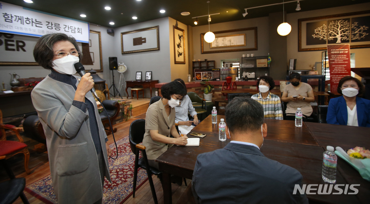 [강릉=뉴시스] 김경목 기자 = 30일 오후 이낙연 전 총리의 부인 김숙희 여사가 강원도 강릉시 커피커퍼 박물관(커피커퍼 본점)에서 강릉지역 여성단체, 장애인단체, 당원들과 '이낙연 후보에게 바란다'를 주제로 열린 간담회에서 인사말을 하고 있다. 2021.08.30. photo31@newsis.com