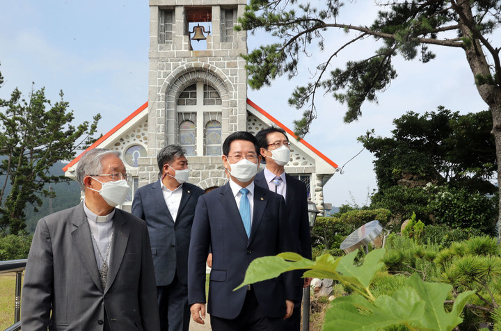 흑산성당을 김희중 천주교 광주대교구 대주교의 안내로 김영록 전남지사, 박우량 신안군수 등이 둘러보고 있다 *재판매 및 DB 금지