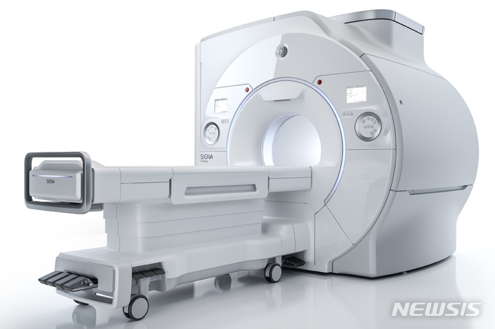 [서울=뉴시스] 고해상도와 초고속 영상을 구현하는 GE의 최상위 MR 제품인 시그나 프리미어. (사진= GE헬스케어코리아 제공) 2021.08.30