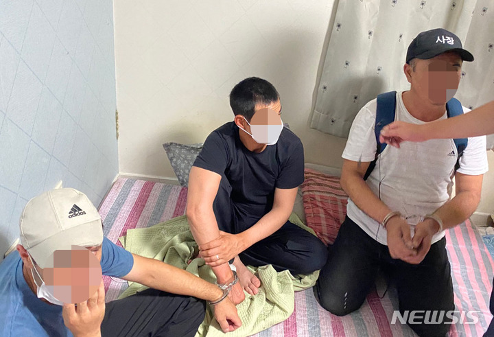 [서울=뉴시스] 홍찬선 기자 = 서울 출입국·외국인청 이민특수조사대는 강원도 양구로 계절근로자로 입국해 근무지를 무단 이탈한 우즈베키스탄 노동자 5명을 검거했다고 30일 밝혔다. 사진은 체포당시 모습. (사진=서울 출입국·외국인청 제공) 2021.08.30. photo@newsis.com