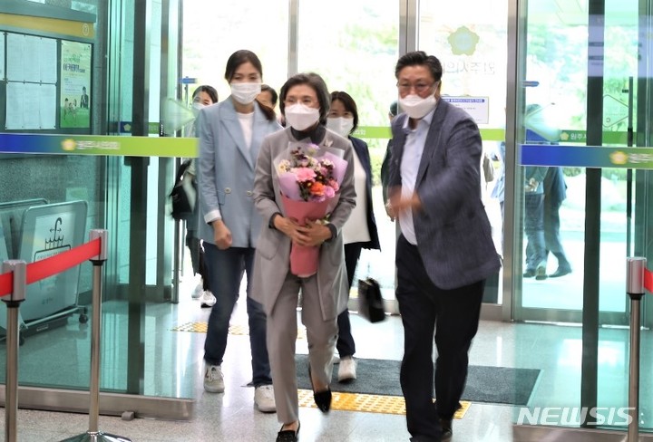 [원주=뉴시스] 이덕화 기자 = 30일 오후 이낙연 더불어민주당 대선 경선 후보 부인 김숙희 여사가&nbsp; 강원 원주시를 방문했다. 사진은 시의원들의 안내를 받으며 시의회로 들어가는 모습. 2021.08.30. wonder8768@newsis.com