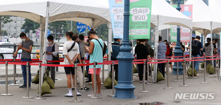 [서울=뉴시스] 이영환 기자 = 30일 오전 서울 중구 서울역광장에 마련된 코로나19 임시선별검사소에서 시민들이 검사를 받기 위해 대기하고 있다. 2021.08.30. 20hwan@newsis.com