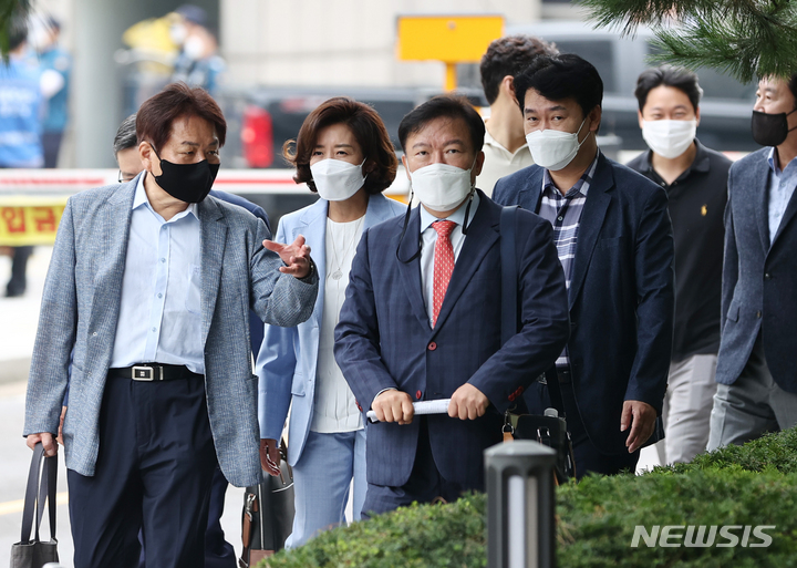 [서울=뉴시스] 김선웅 기자 = 국회 패스트트랙 충돌 사건으로 재판을 받고 있는 민경욱, 나경원 등 당시 자유한국당 전·현직 의원들이 30일 서울 남부지법에서 열리는 속행 공판에 출석하고 있다. (공동취재사진) 2021.08.30. photo@newsis.com