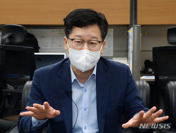 [전주=뉴시스] 김얼 기자 = 안호영 의원이 30일 전북 전주시 전북도의회 기자실에서 정세균 전 총리 경선과 관련해 기자간담회를 열고 질의에 답변하고 있다. 2021.08.30. pmkeul@newsis.com