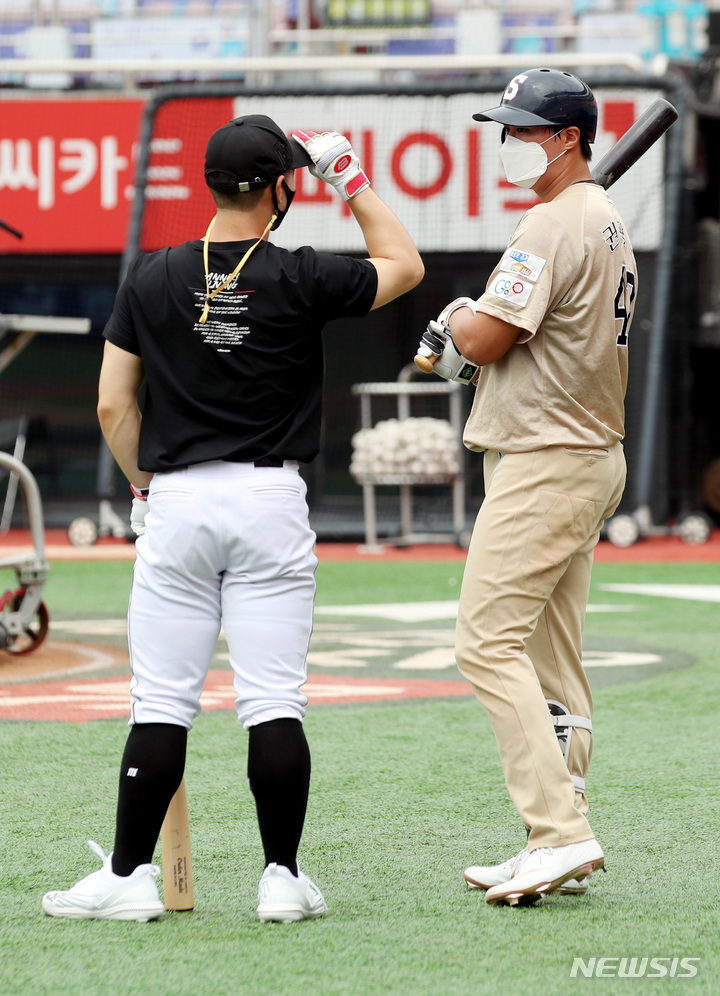 [수원=뉴시스] 김병문 기자 = 권광민과 김서진이 30일 오전 경기수원kt위즈파크에서 열린 '2022 KBO 신인 드래프트 트라이아웃'에서 타격 테스트 전 대화를 나누고 있다. 2021.08.30. dadazon@newsis.com