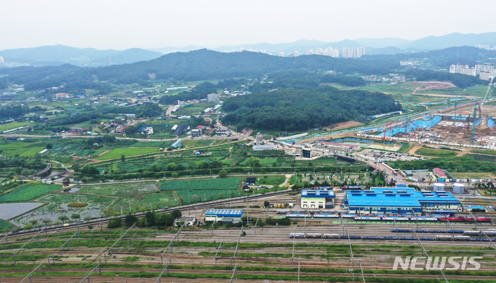 [의왕=뉴시스] 김종택기자 = 정부는 30일 2·4공급대책 발표 당시 예고했던 신규 공공택지 3차 입지로 의왕·군포·안산, 화성 진안, 인천 구월, 화성 봉담 등 수도권 7곳과 지방권에 대전 죽동, 세종 조치원 등 3곳 등 총 10곳을 확정해 발표했다. 이중 의왕·군포·안산과 화성 진안은 신도시 규모의 택지로 개발해 각각 4만1000가구, 2만9000가구의 주택을 공급할 계획이다. 사진은 신도시급 신규택지가 조성될 경기도 의왕시 초평동 일대 모습. 2021.08.30.jtk@newsis.com