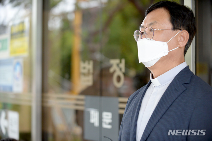 [광주=뉴시스] 김혜인 기자 = 고 조비오 신부의 명예를 훼손한 혐의로 기소돼 1심에서 유죄를 선고받은 전두환씨 항소심 4번째 재판이 열린 30일 오전 광주법원 입구에서 조영대 신부가 취재진의 질문에 답하고 있다. 2021.08.30. hyein0342@newsis.com
