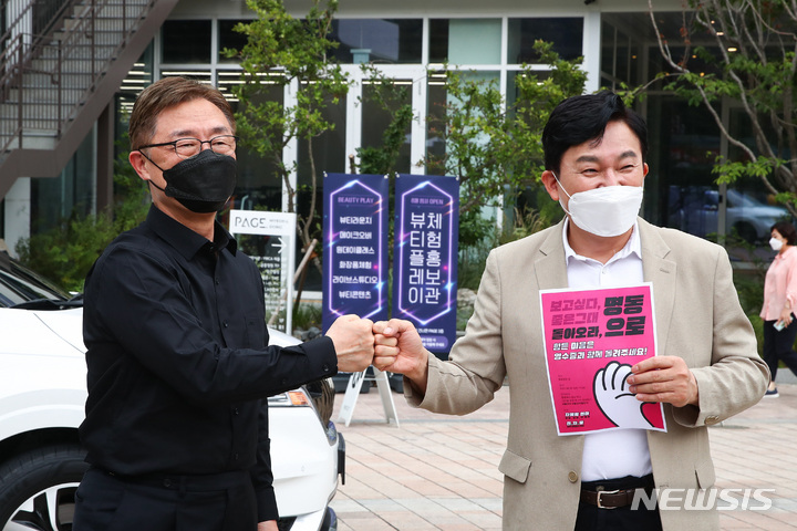 [서울=뉴시스] 국회사진기자단 = 국민의힘 최재형, 원희룡 대선 경선 예비후보가 30일 서울 중구 명동에서 자영업 연대, 전국 자영업자 모임이 주최한 '품앗이 챌린지'에 참석해 인사하고 있다. 2021.08.30. photo@newsis.com