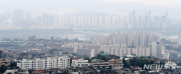 [서울=뉴시스] 고범준 기자 = 서울 남산에서 바라본 도심에 아파트와 주택들이 보이고 있다. 2021.08.30. bjko@newsis.com