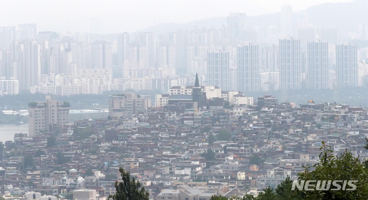 [서울=뉴시스] 고범준 기자 = 전국 집값이 수도권을 중심으로 이번 달 상승 폭을 확대하면서 14년 8개월 만에 가장 높은 수준으로 오른 것으로 나타났다. KB 리브부동산이 발표한 월간KB주택시장동향 자료에 따르면 8월 전국 주택 매매가격은 1.50% 올랐다고 밝혔다. 지역별로는 수도권이 지난달 1.46%에서 1.88%로 올라 2006년 12월(3.21%) 이후 가장 큰 폭으로 올랐다. 사진은 30일 오후 서울 남산에서 바라본 도심에 아파트와 주택들이 보이고 있다. 2021.08.30. bjko@newsis.com