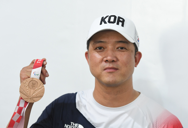 [서울=뉴시스] 정병혁 기자 = 2020 도쿄 패럴림픽 남자 10m 공기소총 입사에서 동메달을 차지한 사격 국가대표 박진호가 30일 동메달을 목에 걸고 포즈를 취하고 있다. (사진= 대한장애인체육회 제공) 2021.08.30. photo@newsis.com *재판매 및 DB 금지