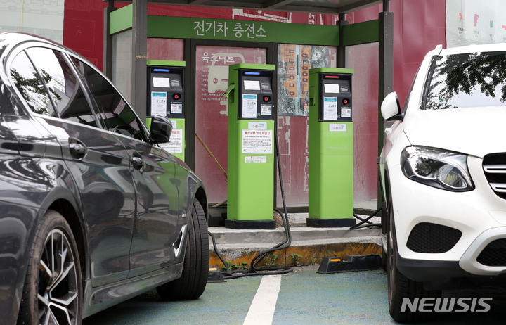 [서울=뉴시스] 서울 종로구 사직로 전기차 충전소에 전기차가 충전 주차돼 있다. (사진=뉴시스 DB). photo@newsis.com