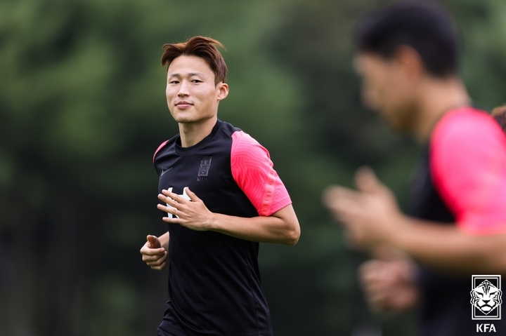 [서울=뉴시스] 정병혁 기자 = 파울루 벤투 감독이 이끄는 축구대표팀에 소집된 손준호가 30일 경기 파주시 축구 국가대표트레이닝센터(NFC)에서 진행된 축구대표팀 소집 훈련에서 훈련하고 있다. 파울루 벤투 감독이 이끄는 한국 축구대표팀은 오는 9월 2일 이라크, 9월 7일 레바논과 경기를 치른다. (사진=대한축구협회 제공) 2021.08.30. photo@newsis.com *재판매 및 DB 금지