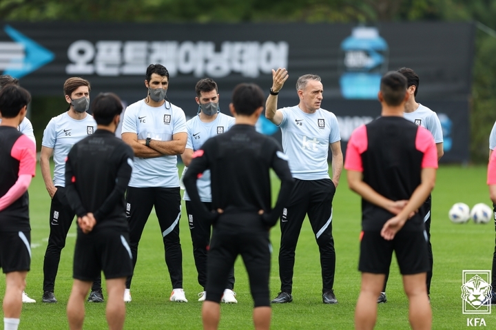 [서울=뉴시스] 정병혁 기자 = 파울루 벤투 감독이 30일 경기 파주시 축구 국가대표트레이닝센터(NFC)에서 진행된 축구대표팀 소집 훈련에서 선수들과 대화하고 있다. 파울루 벤투 감독이 이끄는 한국 축구대표팀은 오는 9월 2일 이라크, 9월 7일 레바논과 경기를 치른다. (사진=대한축구협회 제공) 2021.08.30. photo@newsis.com *재판매 및 DB 금지