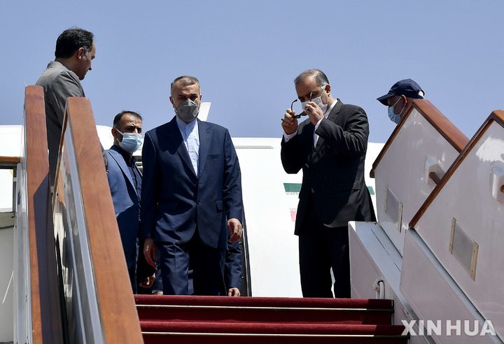 [다마스쿠스(시리아)=신화/뉴시스] 호세인 아미르 압돌라이안 이란 외교부장관이 지난 8월30일 시리아를 방문, 다마스쿠스 공항에 도착하고 있다.&nbsp; 