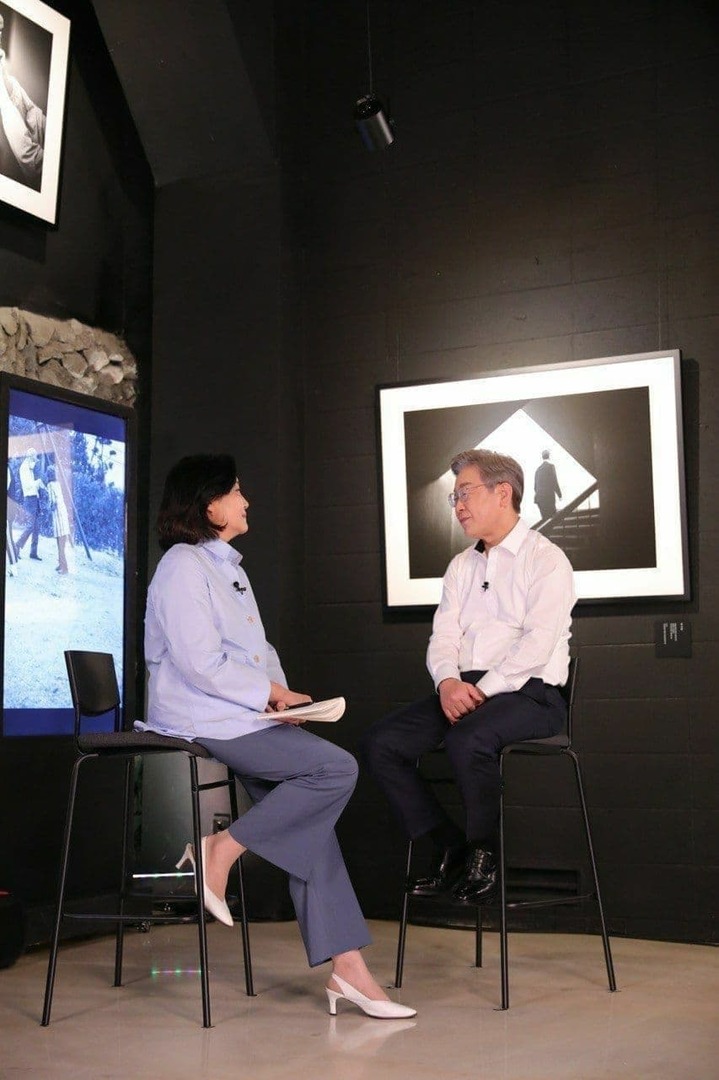 [서울=뉴시스]이재명 경기지사와 박영선 전 중소벤처기업부 장관이 지난 22일 홍대 인근에서 대담 '선문명답'을 진행하고 있다. 대담은 내달 1일부터 유튜브를 통해 공개될 예정이다. (사진=이재명 캠프 제공) 2021.08.31 *재판매 및 DB 금지