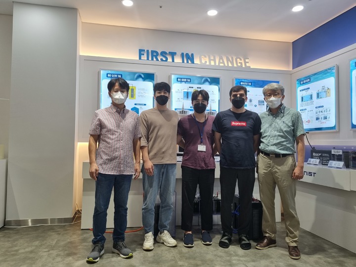 [울산=뉴시스]해수전지 살균 시스템 연구를 수행한 UNIST 연구팀. 사진 왼쪽부터 김영식 교수, 김서해·박정선·아마드 하르잔디(Ahmad M. Harzandi) 연구원, 최윤석 교수. (사진=UNIST 제공) photo@newsis.com *재판매 및 DB 금지