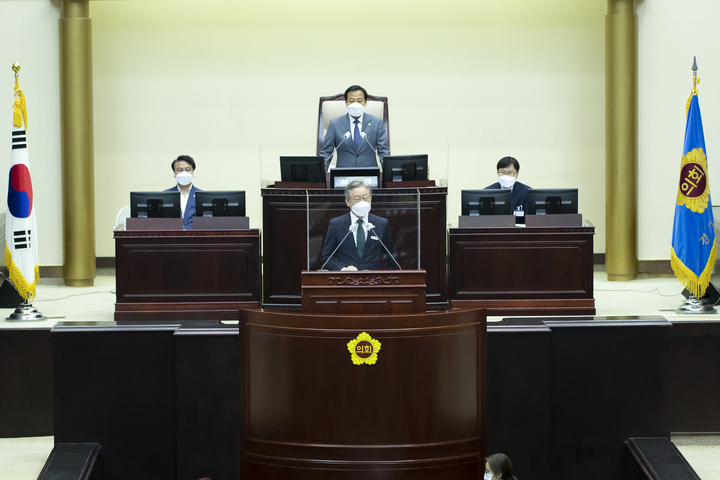 31일 오전 경기도의회 본회의장에서 열린 제354회 임시회 제1차 본회의에 이재명 경기도지사, 장현국 경기도의회 의장이 참석하고 있다. (사진=경기도 제공) *재판매 및 DB 금지