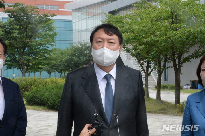 [청주=뉴시스] 조성현 기자 =국민의힘 대선주자인 윤석열 전 검찰총장이 31일 오후 충북 청주시 흥덕구 오송읍 오송첨단의료산업진흥재단 일정을 마친 뒤 취재진과 인터뷰를 하고 있다. 2021.08.31. jsh0128@newsis.com