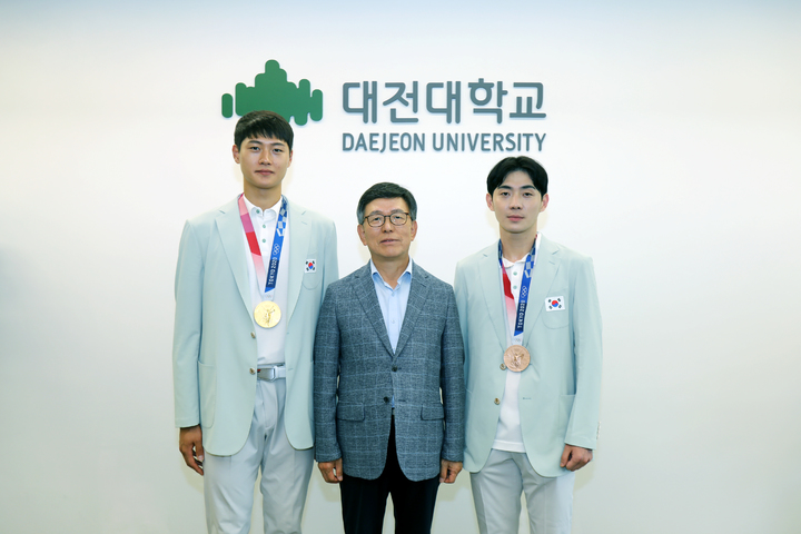 왼쪽부터 오상욱, 윤여표 대전대 총장, 송재호 선수.(사진=대전대 제공)&nbsp;&nbsp;&nbsp; *재판매 및 DB 금지