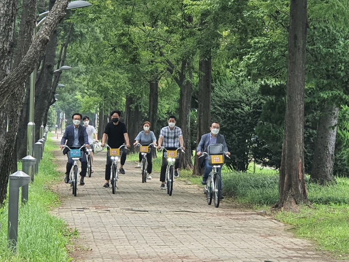 [창원=뉴시스] 강경국 기자 = 경남 창원시 이정근 환경도시국장과 원시지속가능발전협의회 사무국 직원들이 자전거 출·퇴근 챌린지 홍보 활동을 펼치고 있다. (사진=창원시청 제공). 2021.08.31. photo@newsis.com *재판매 및 DB 금지