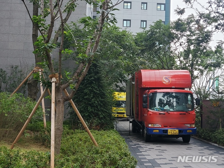 [수원=뉴시스] 이병희 기자 = 경기 수원시 화서역 파크 푸르지오 아파트 입주가 시작된 31일 오전 아파트 단지에 이삿짐센터 차량이 서 있다. 2021.08.31. iambh@newsis.com