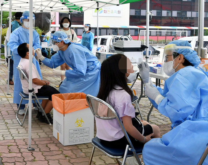 [화천=뉴시스] 김경목 기자 = 지난달 31일 강원도 화천군 화천읍 A 초등학교에서 학생·교직원 대상 코로나19 진단검사가 진행되고 있다. (사진=화천군청 제공) 2021.08.31. photo@newsis.com   *재판매 및 DB 금지