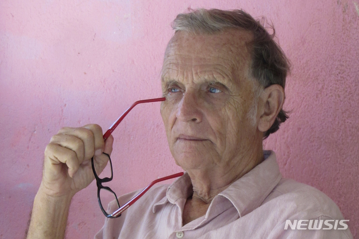 [AP/뉴시스]미국 연방대배심은 지난 8월 26일 동티모르에서 보호소를 운영하면서 미성년자와 성관계를 가진 혐의로 리처드 다슈바흐 신부를 기소했다. 사진은 AP통신에 제공된 10년 전 모습. 2021.12.21