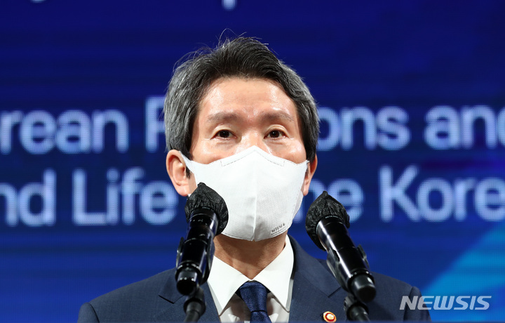 [서울=뉴시스] 이영환 기자=지난달 31일 이인영 통일부 장관이 서울 영등포구 전경련회관에서 열린 2021 한반도국제평화포럼에 참석해 개회사를 하고 있다. 2021.08.31. 20hwan@newsis.com
