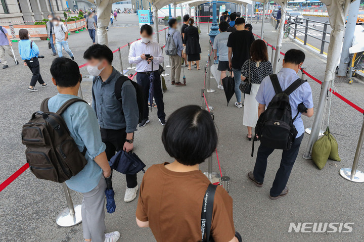 [서울=뉴시스] 권창회 기자 = 코로나19 신규 확진자가 1,372명으로 집계된 31일 오전 서울 중구 서울역 임시선별검사소에서 시민들이 검사를 받기 위해 대기하고 있다. 2021.08.31. kch0523@newsis.com