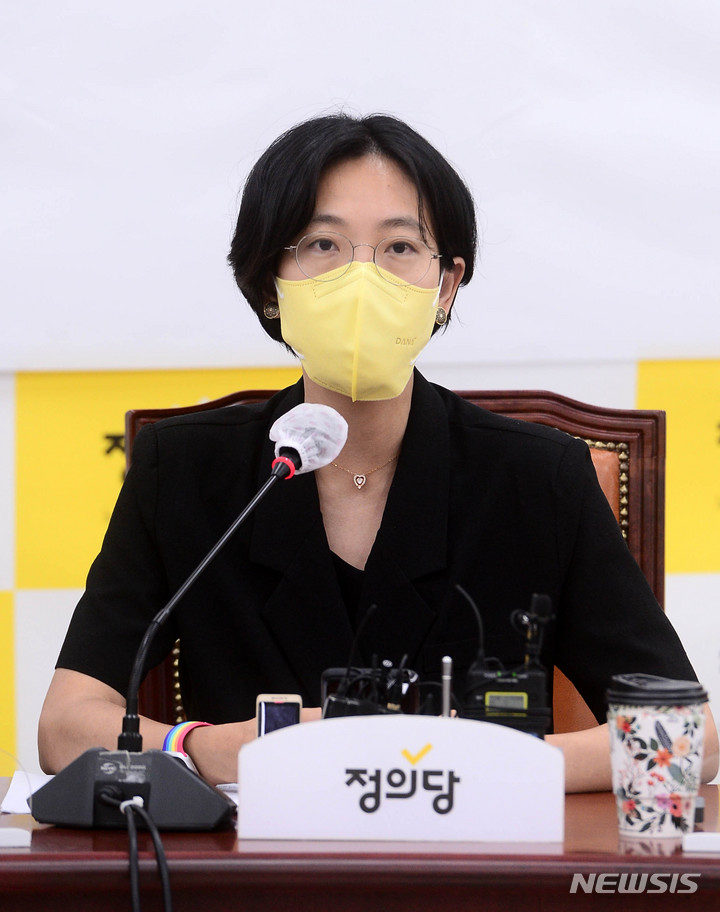 [서울=뉴시스] 최진석 기자 = 정의당 장혜영 의원이 31일 서울 여의도 국회에서 열린 의원총회에서 발언하고 있다. (공동취재사진) 2021.08.31. photo@newsis.com