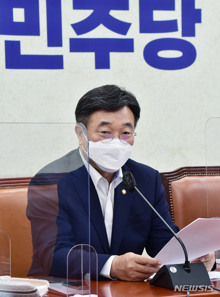 [서울=뉴시스] 최동준 기자 = 윤호중 더불어민주당 원내대표가 31일 서울 여의도 국회에서 열린 원내대책회의에서 발언하고 있다. (공동취재사진) 2021.08.31. photo@newsis.com