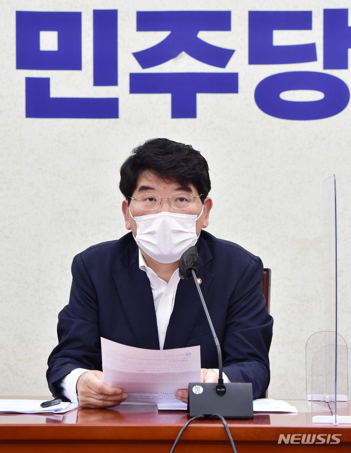 [서울=뉴시스] 최동준 기자 = 박완주 더불어민주당 정책위의장이 31일 서울 여의도 국회에서 열린 원내대책회의에서 발언하고 있다. (공동취재사진) 2021.08.31. photo@newsis.com