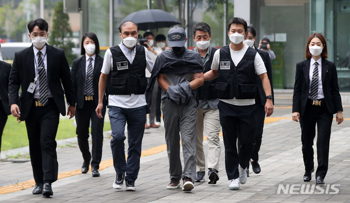 [서울=뉴시스] 김선웅 기자 = 위치추적 전자장치(전자발찌)를 끊기 전후로 여성 2명을 살해한 것으로 조사된 50대 성범죄 전과자 강 모씨가 31일 오전 서울 송파구 서울동부지법에서 열린 영장실질심사(구속 전 피의자 심문)에 출석하고 있다. 2021.08.31. mangusta@newsis.com