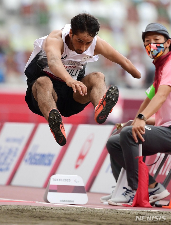 [도쿄(일본)=뉴시스] 사진공동취재단 = 31일 일본 도쿄 올림픽스타디움에서 열린 2020 도쿄패럴림픽 남자 멀리뛰기 결선에 출전한 아프가니스탄 호사인 라소울리가 도약하고 있다. 2021.08.31. photo@newsis.com