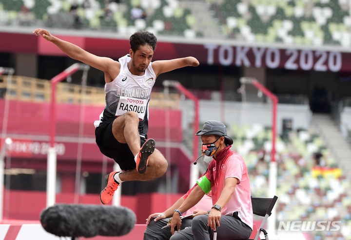 [도쿄(일본)=뉴시스] 사진공동취재단 = 31일 일본 도쿄 올림픽스타디움에서 열린 2020 도쿄패럴림픽 남자 멀리뛰기 결선에 출전한 아프가니스탄 호사인 라소울리가 도약하고 있다. 2021.08.31. photo@newsis.com