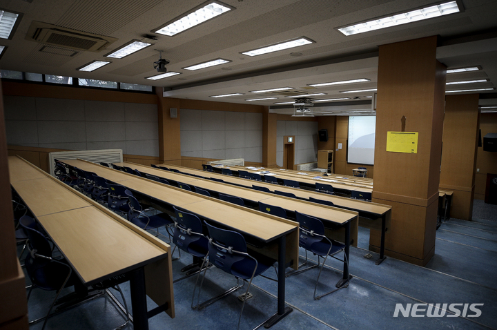 [서울=뉴시스] 코로나19 확산으로 단계적 일상 회복이 중단되면서 대학들이 겨울 계절학기 수업을 대부분 비대면으로 전환해 운영한다. 지난 8월31일 오전 서울 서대문구 연세대학교 강의실이 비어있는 모습. (사진=뉴시스DB). 2021.08.31. photo@newsis.com