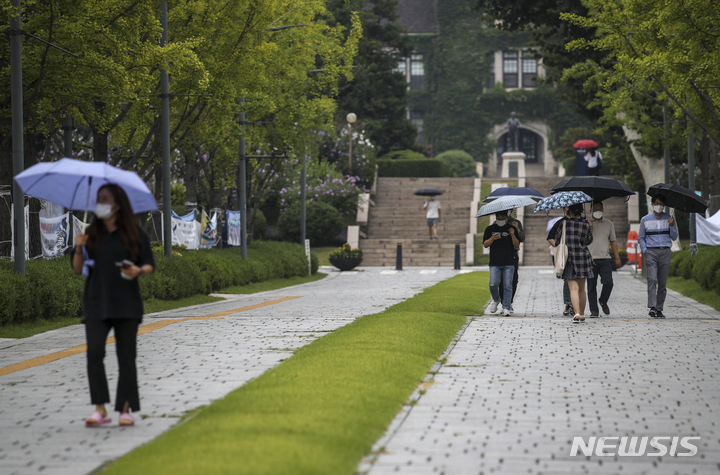 [서울=뉴시스] 서울 서대문구 연세대학교에서 우산을 쓴 학생들이 발걸음을 옮기고 있다. (사진=뉴시스DB). 2024.08.30. photo@newsis.com