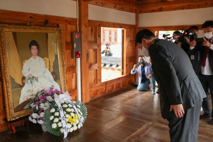 [서울=뉴시스] 전신 기자 = 윤석열 대통령은 28일 충북 옥천군에 위치한 고(故) 육영수 여사 생가를 방문했다. 사진은 대선 경선 후보 시절인 2021년 8월31일 방문. (사진=윤석열 캠프 제공) 2021.08.31. photo@newsis.com *재판매 및 DB 금지